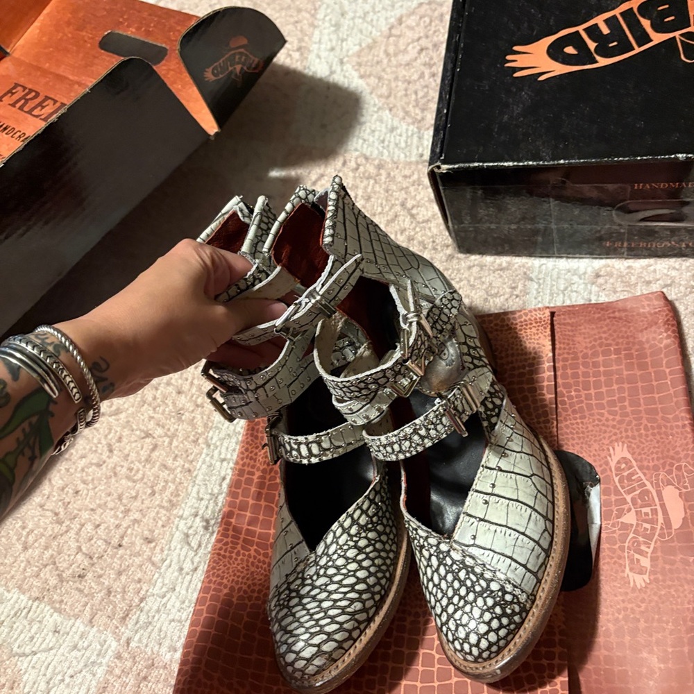 Freebird Felicity White and Black Sandals with Straps - Picture 2 of 4